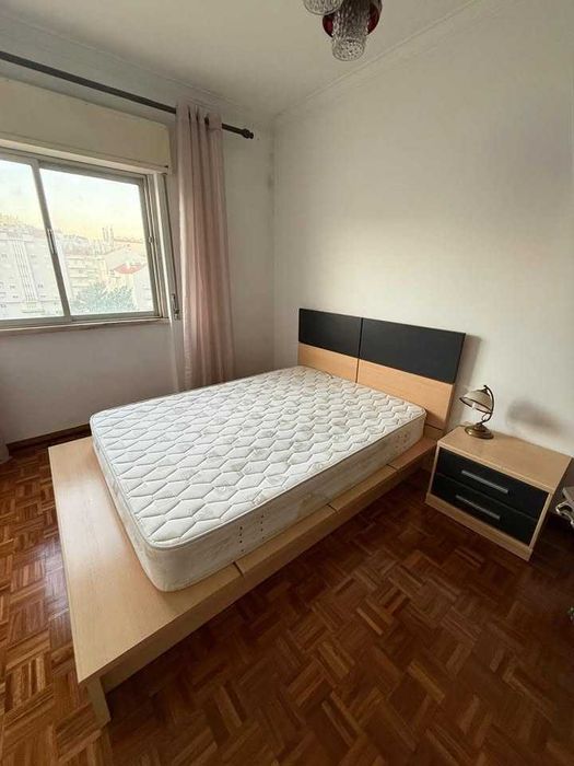 Conjunto cama + mesa de cabeceira