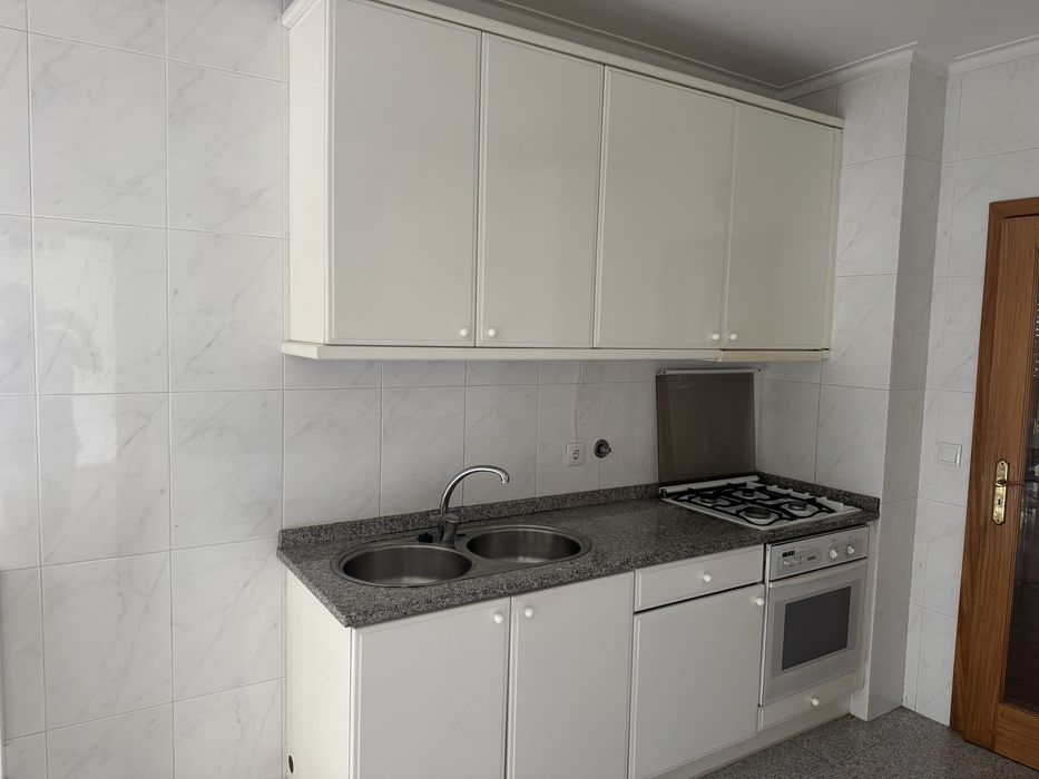 Cozinha usada lacada a branco em bom estado com pedra marmore e eletrodomesticos