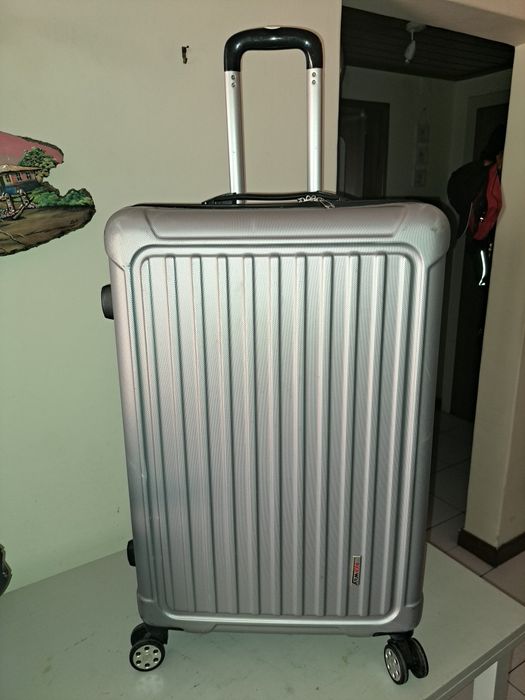 Vendo mala cinza da marca Exeway para porão Capacidade de Peso: Este tamanho foi projetado para carregar entre 23 kg e 32 kg de pertences.Volume útil.