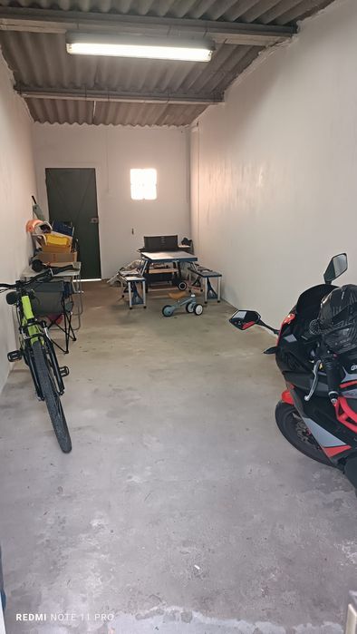 Arrenda-se Garagem / Arrumos