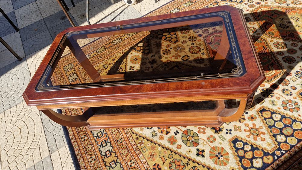 Mesa de centro em madeira maciça cerejeira com vidro no tampo com detalhes