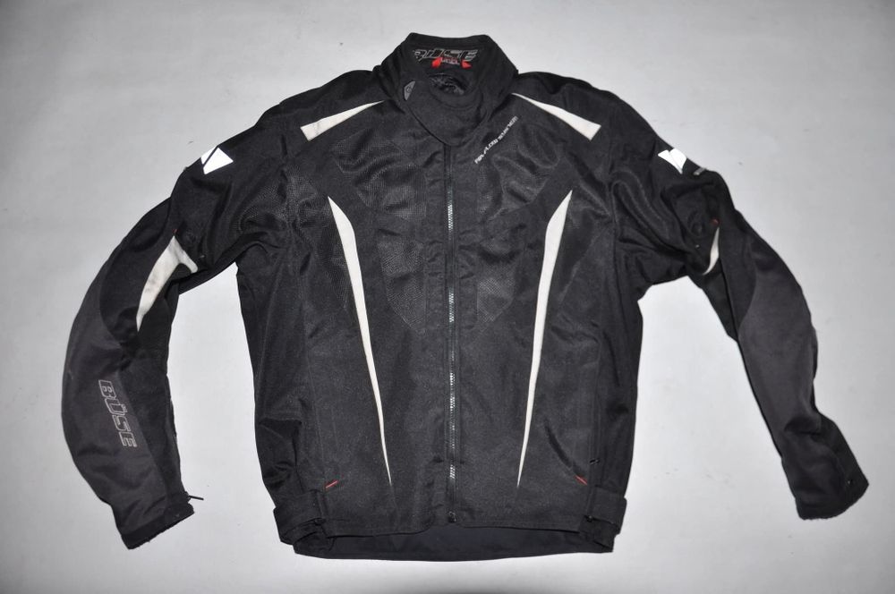 Літній мото костюм Buse 
В гарному стані без нюансів та запаху 
Повний