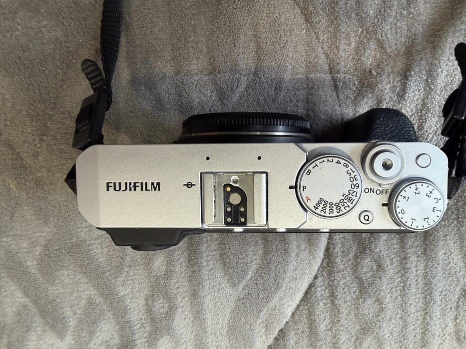 FUJIFILM X-E4 + Objetiva XF18-55MM F2.8-4 R LM OIS ( COMO NOVA )