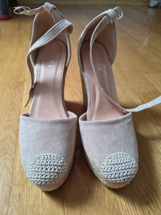 Beżowe espadryle koturny