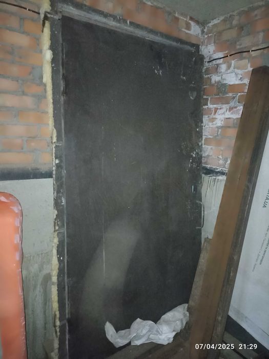 Металеві двері б у 120 × 220