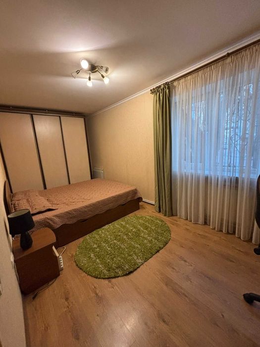 Продам затишну 3 к/к в районі площі Перемоги