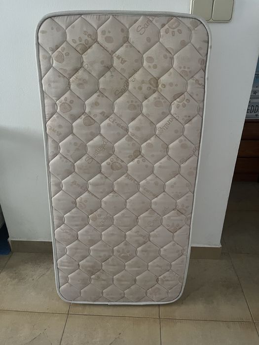 Vendo colchão para cama/ berço de bebé