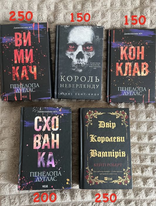 Книги в асортименті