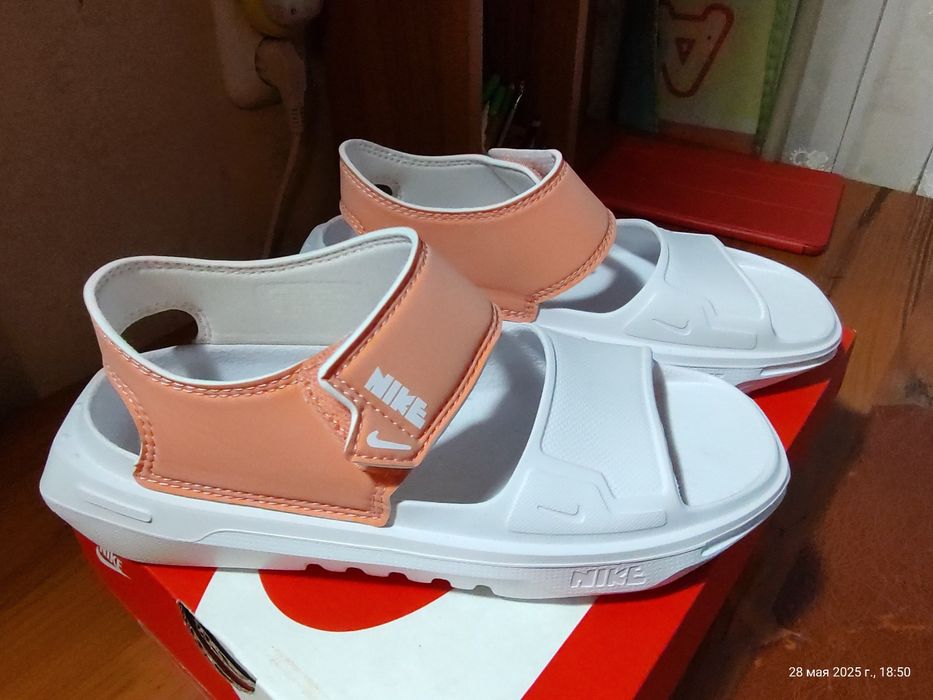 Оригінальні сандалі Nike,для молодої дівчини