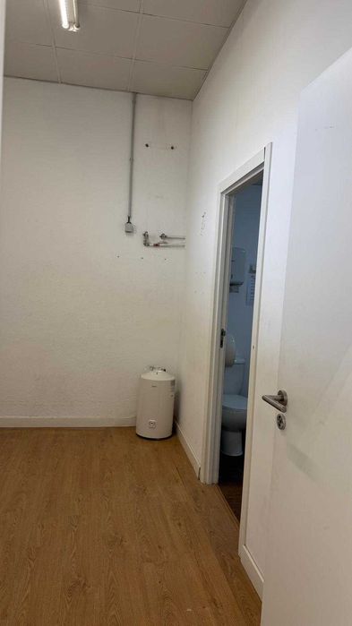 Aluga se gabinete com cerca de 12m2 com WC privado