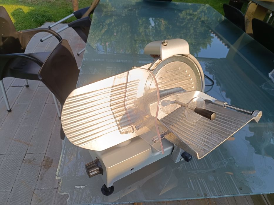 Fiambreira Beckers com pedra afiar