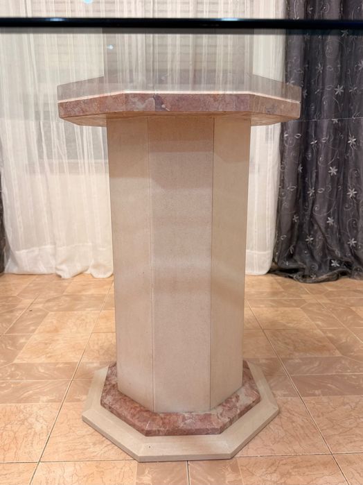 Mesa de jantar oitavada com base de mármore e tampo de vidro