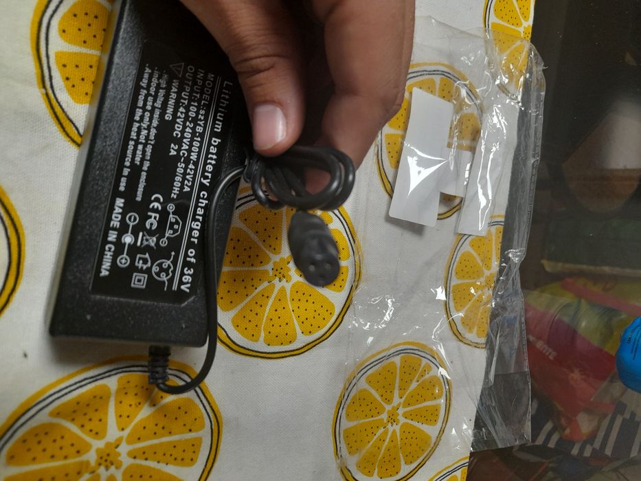 Novo carregador 36-42v hoverboard 3 pinos