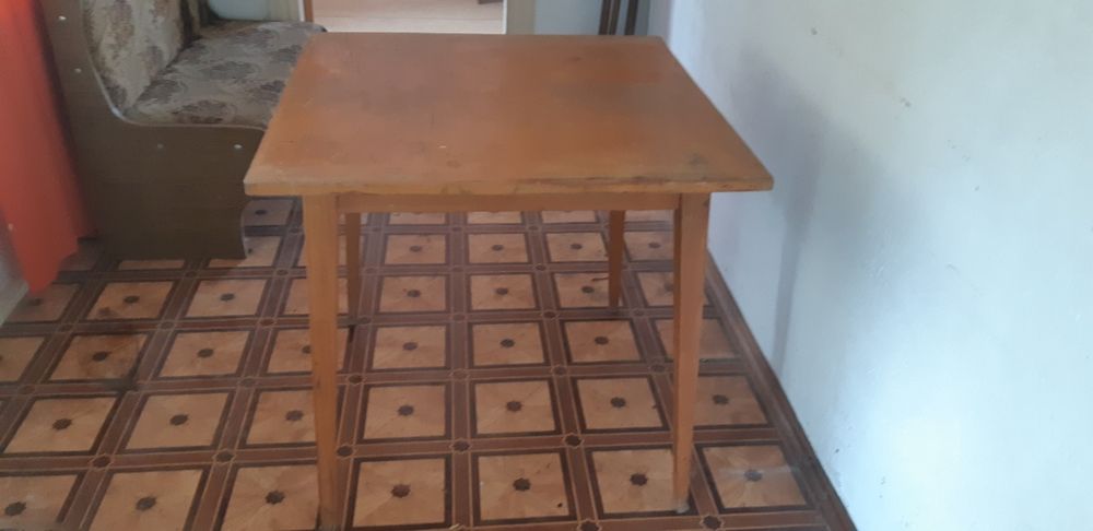 столи різних розмірів