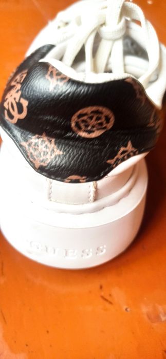 Женские кросовкиGUESS. б. у
