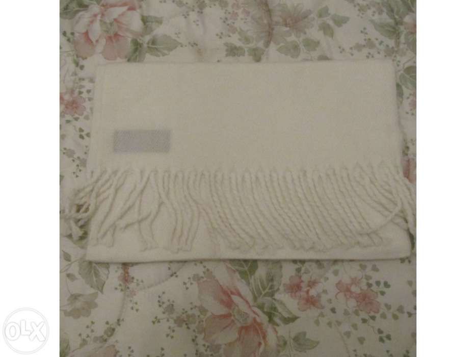 Conjunto de várias encharpes e cachecóis