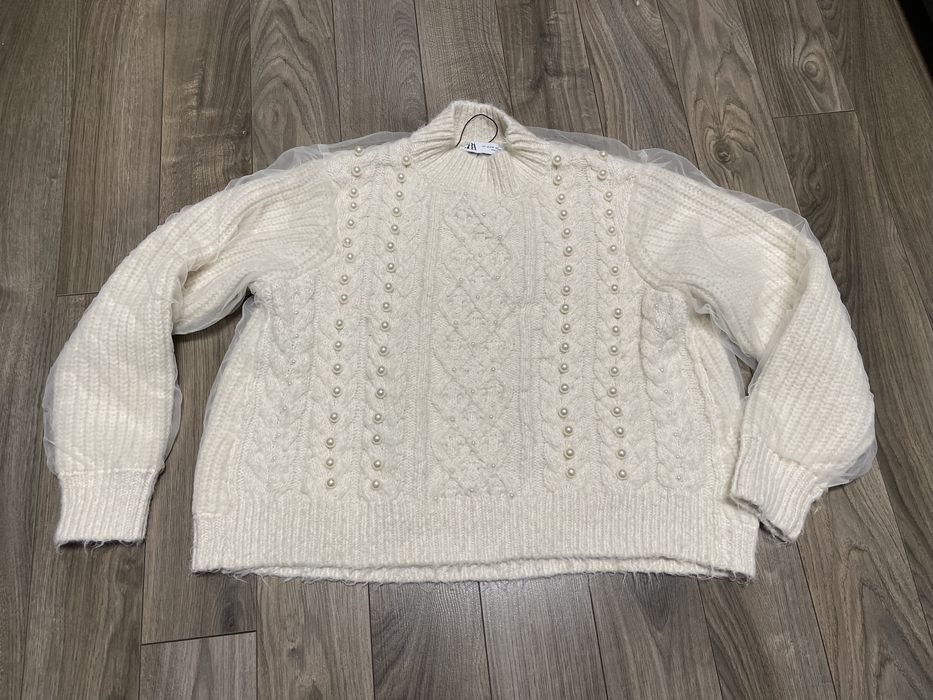 Sweterek z perełkami i tiulem Zara