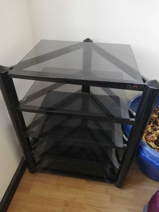 Estante em vidro escurecido e metal