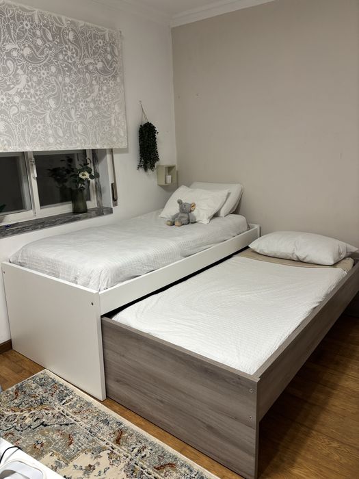 Cama individual com gavetão e gavetas de arrumação - Como nova!