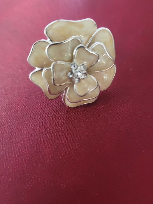 Pierścionek z masą perłową i cykoriami