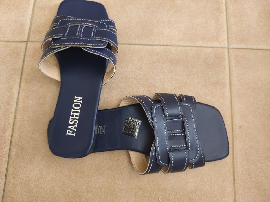 Chinelas azuis novas