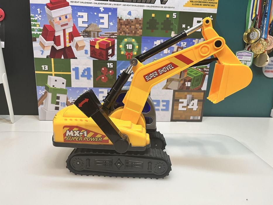 Lefei, Smiki wywrotka z koparka