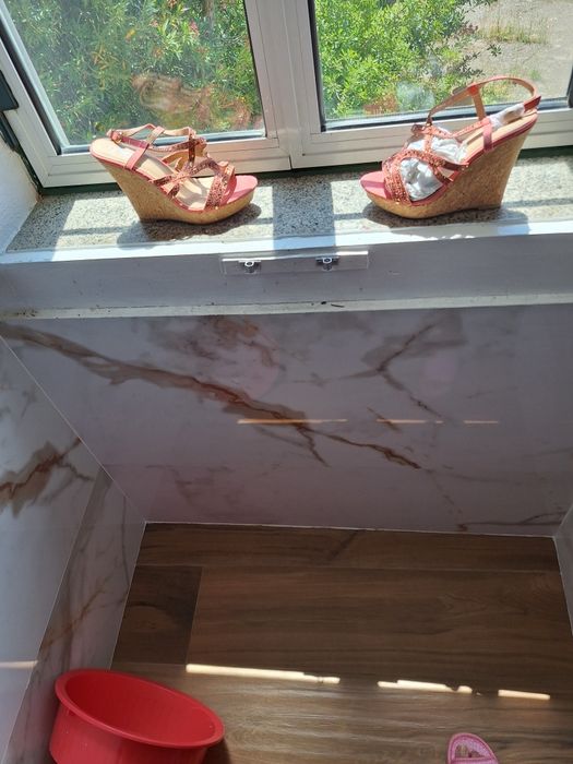 Sandalias novas de cunha