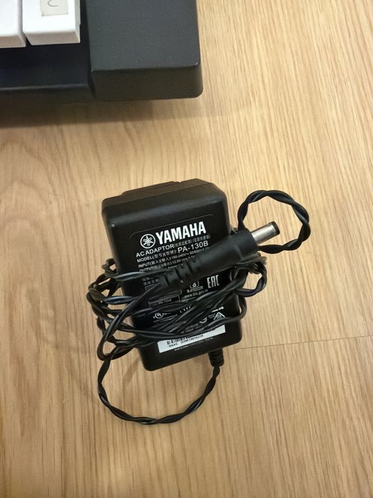 Teclado Yamaha PSR F51 com carregador e suporte para partitura
