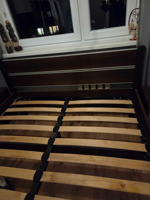 Łóżko sypialniane z szafkami nocnymi