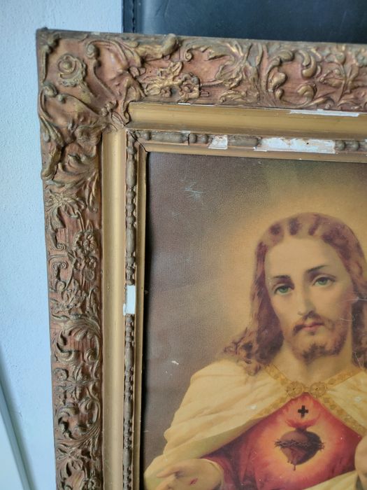 Molduras antigas com temas religiosos.