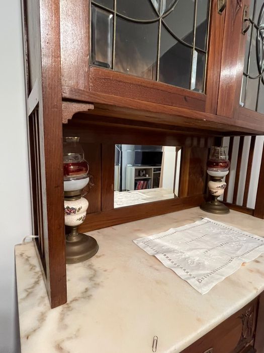 Louceiro antigo em madeira com vitrais e tampo em mármore