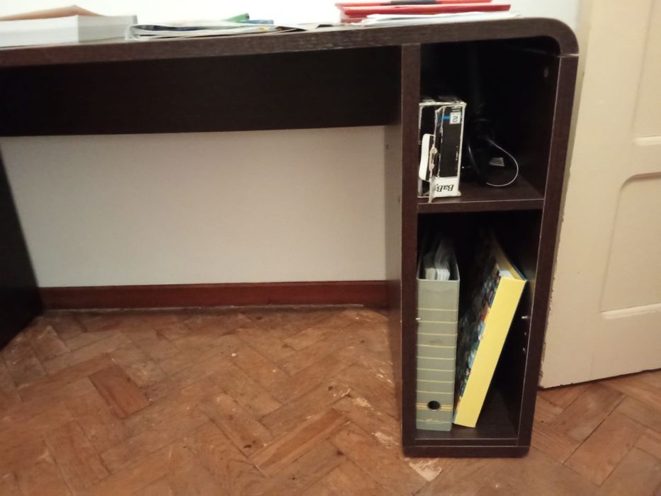 Secretaria em Ótimo estado