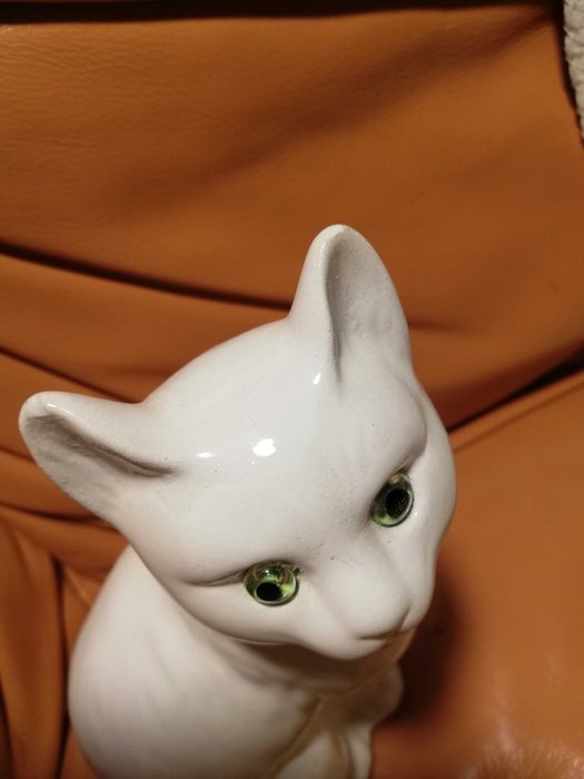 Ceramiczna figurka kota szklane zielone oczy