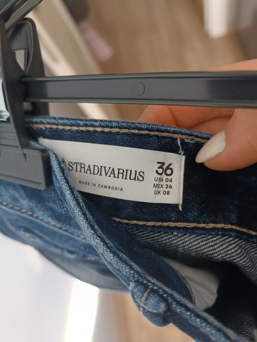 Шикарні темно-сині джинси від Stradivarius