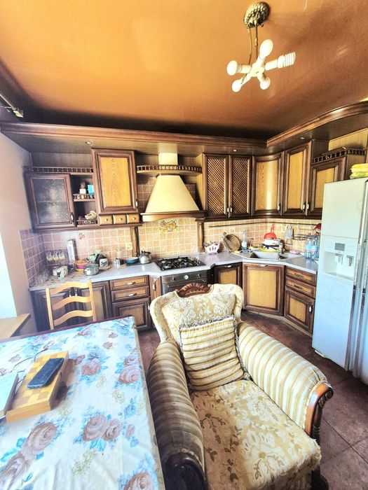 Продам розкішний будинок в центрі міста.