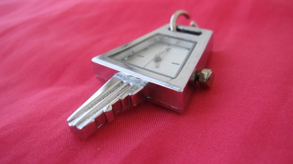 Часы брелок в виде ключа