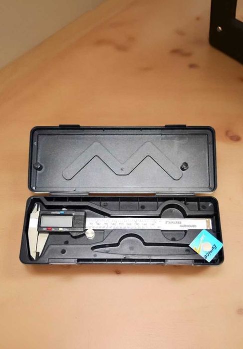 Штангенциркуль з цифровим дисплеєм точний як годинник