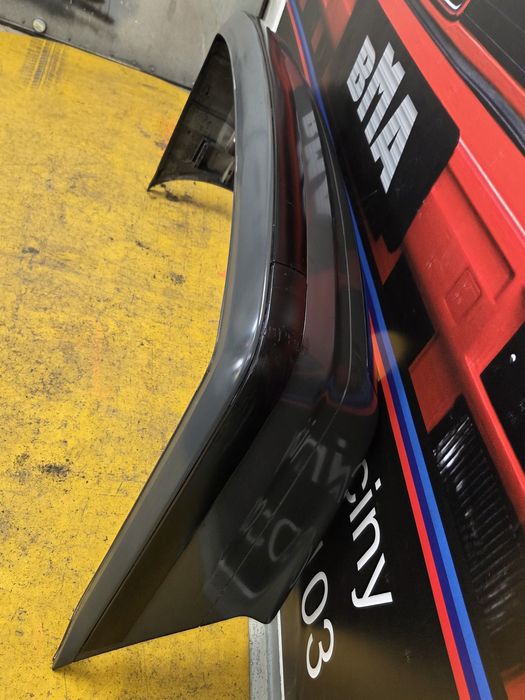 BMW E36 Zderzak Tył Tylny Przedlift Nie Malowany Kompletny BDB Stan