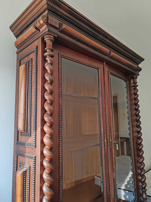 Móvel em muito bom estado em pau santo - Medidas: 1.38m X 2.10m