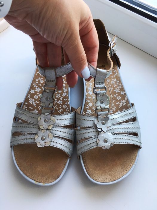 Серебристые кожаные босоножки Clarks Active Air 37 размер