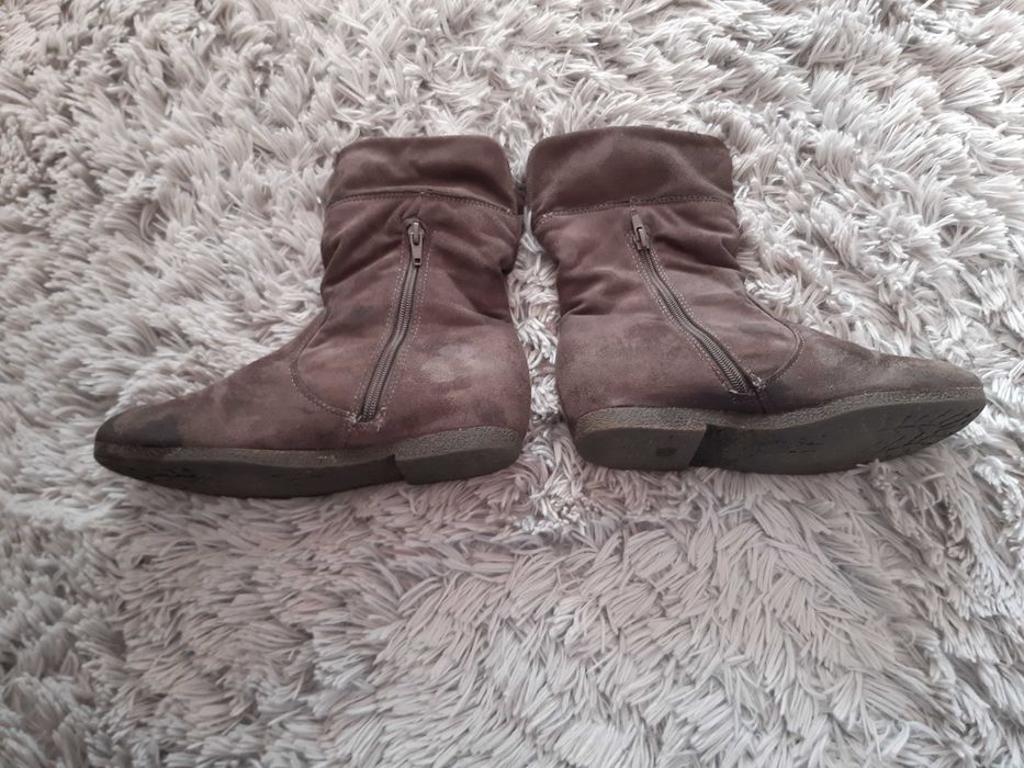 Płaskie, szare, zamszowe kozaki Graceland