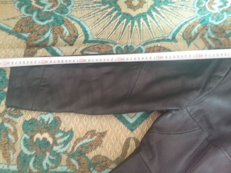 Куртка жіноча шкіряна , вживана .