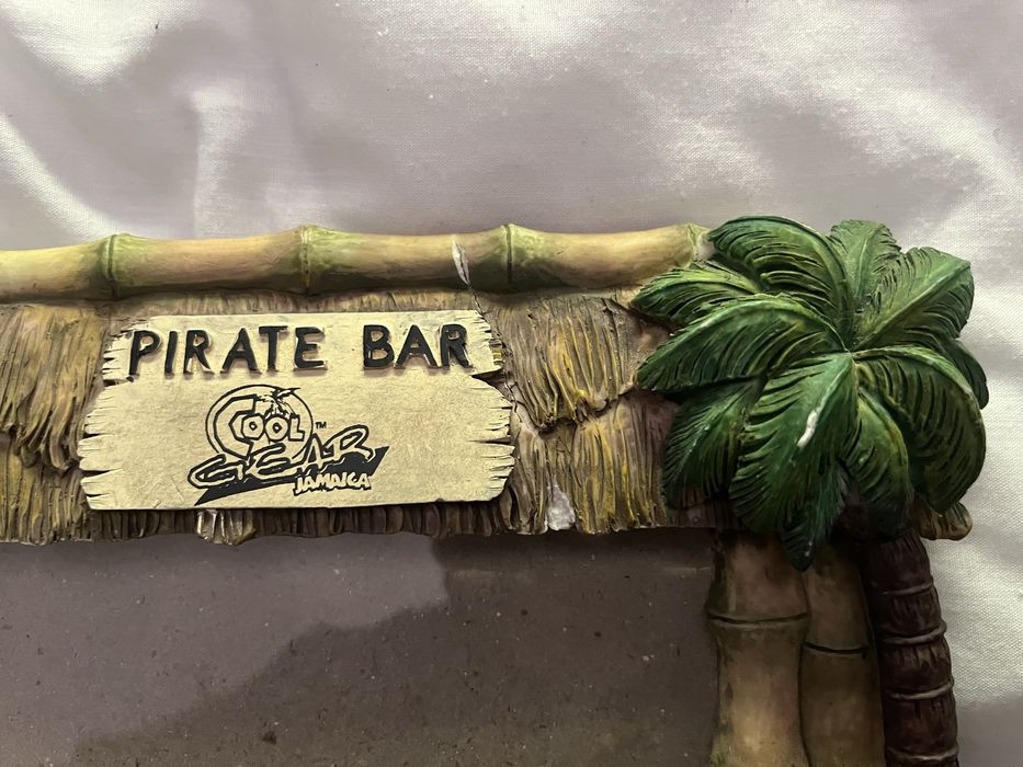Moldura com efeitos de piratas em relevo