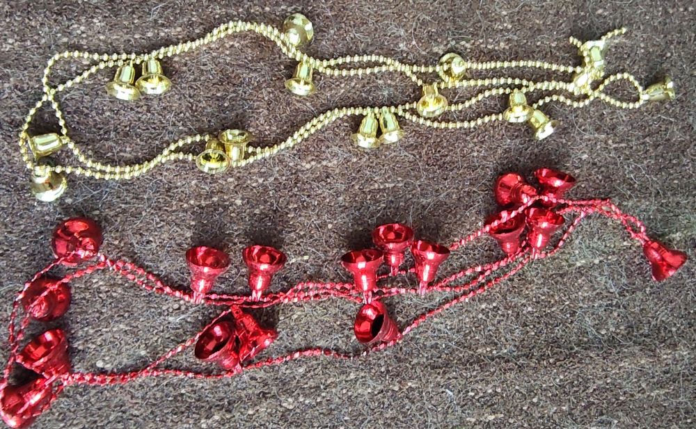 Correntes com 3 metros, com sininhos ou bolinhas para decoracão
Cada c