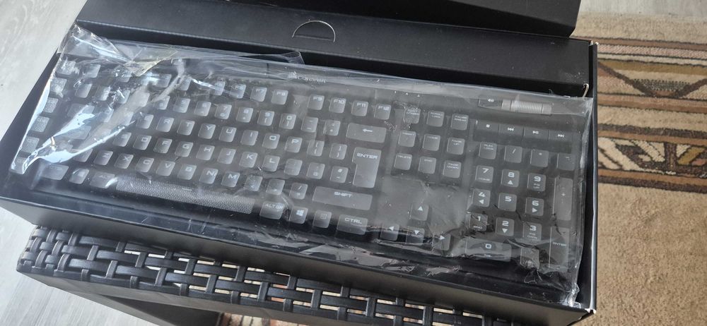 Teclado Corsair K95 Platinum | Switches MX Brown (Avariado / Para Peças)