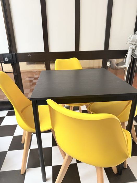 Mesa e cadeiras como novas