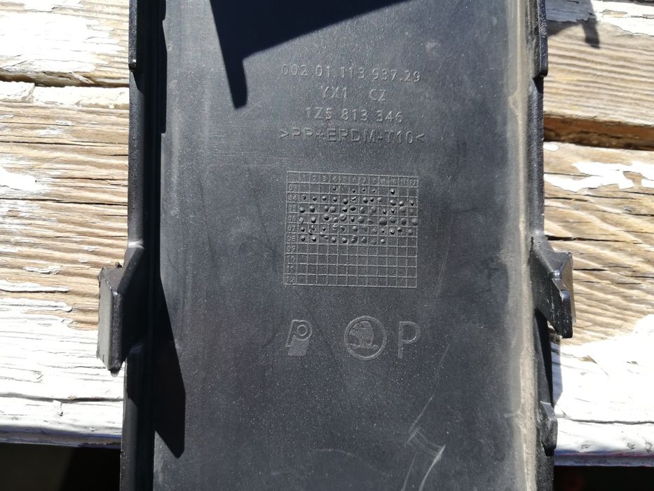 Продам накладки задню ЛІВУ під фари Skoda Octavia a5 2008р в колір ХЕТ