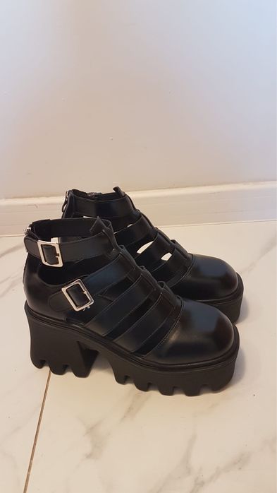 Czarne buty na koturnie