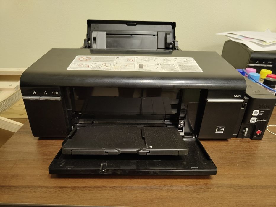 Принтер epson l800 майже новий (2700сторінок)  в ідеальному стані 100%
