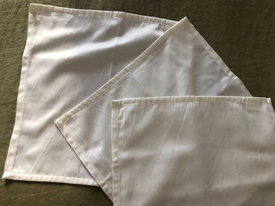 Toalha de mesa e guardanapos marca Charles